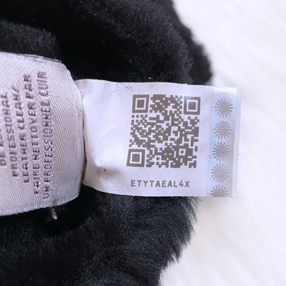 UGG Women’s Sheepskin Mittens In Black - Picture 5 of 5